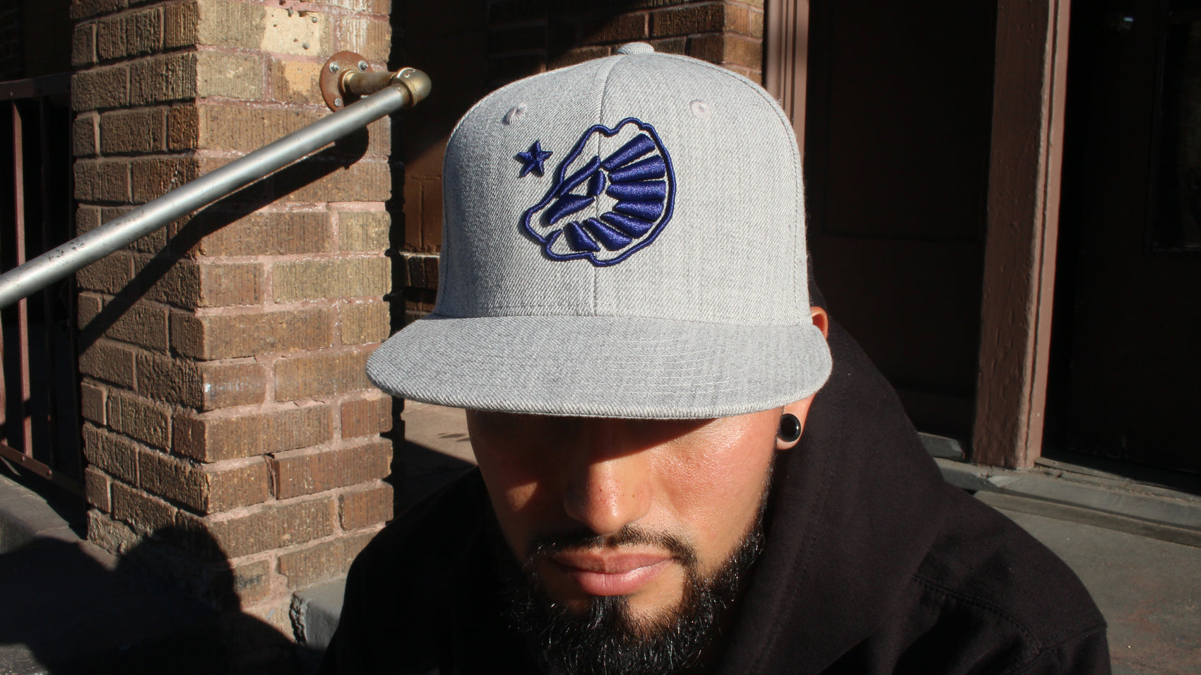 Heather Grey Snapback con Navy Blue Bear Head!